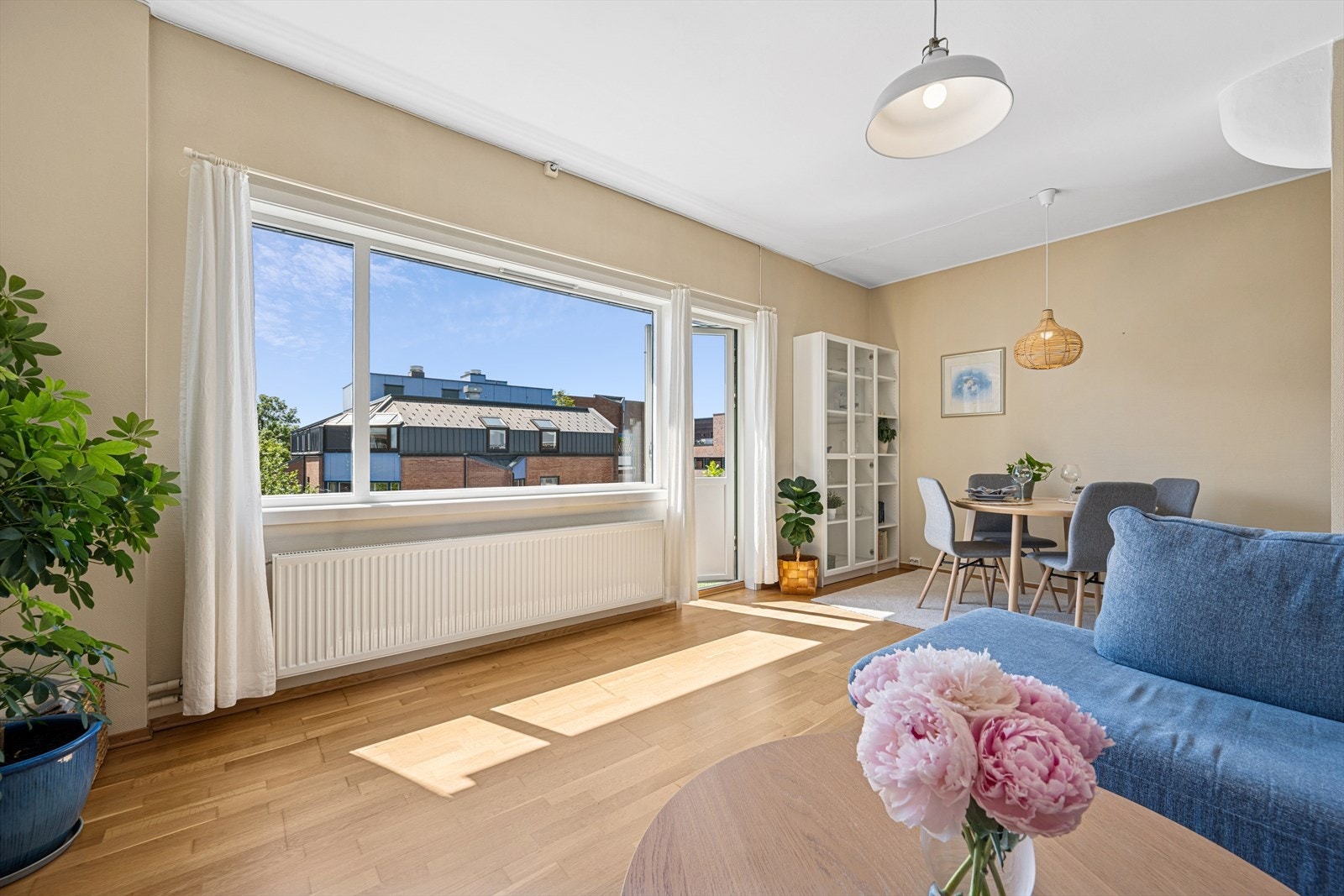 Oppvarming skjer via radiatorer tilknyttet fjernvarmeanlegg. Galleribilde