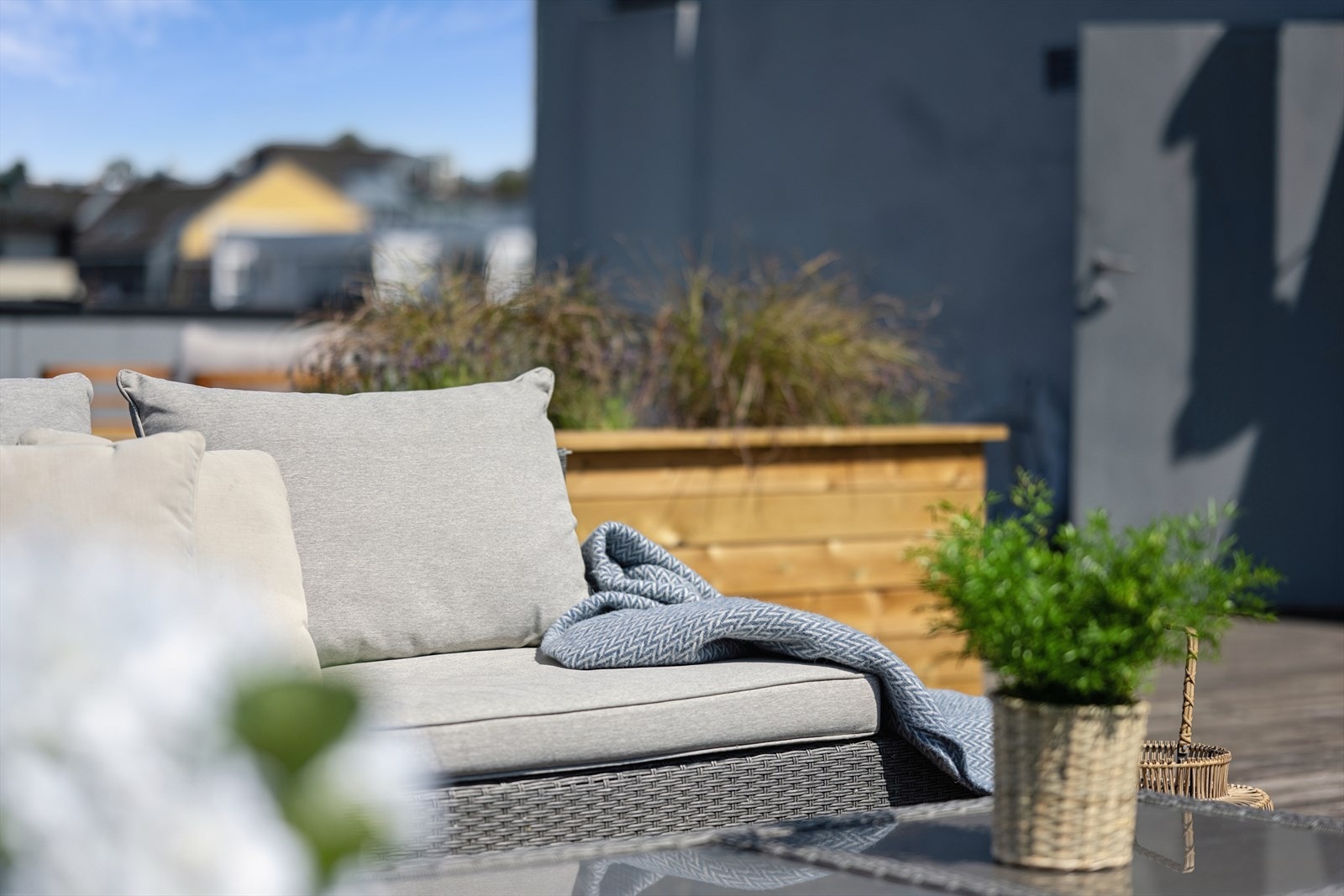 Felles takterrasse med komfortable sittegrupper for sosiale sammenkomster. Galleribilde