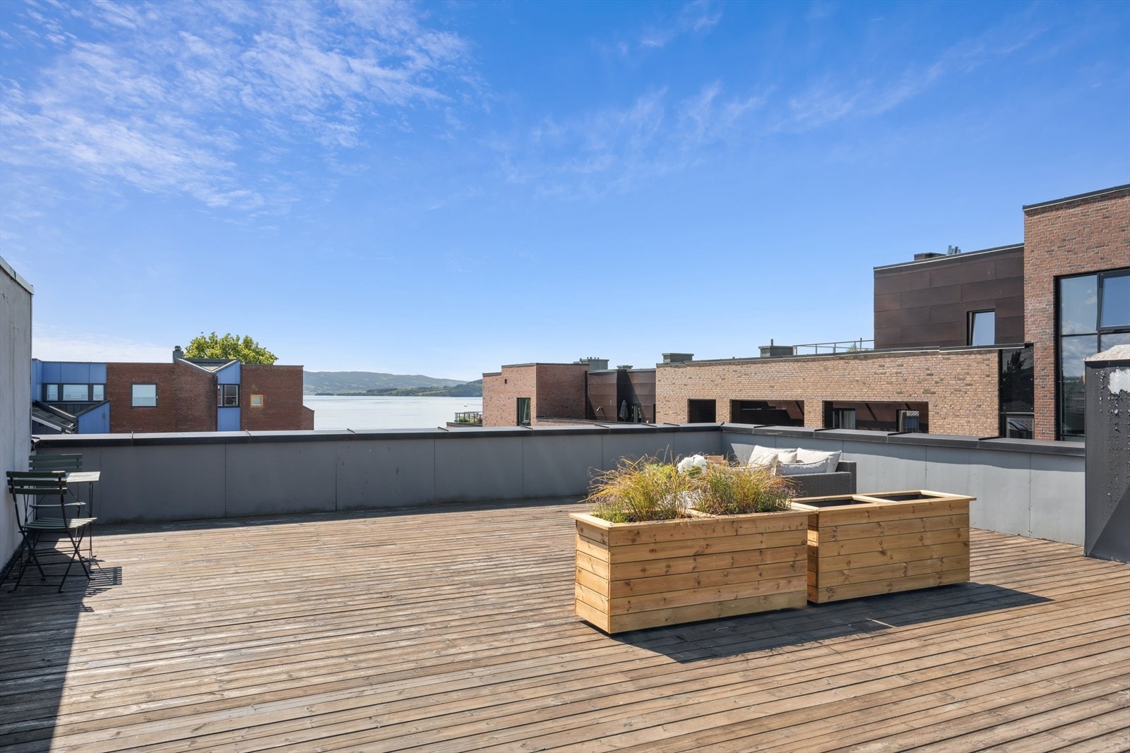 Fra takterrassen kan man nyte gode solforhold og utsyn over nærområdet Galleribilde