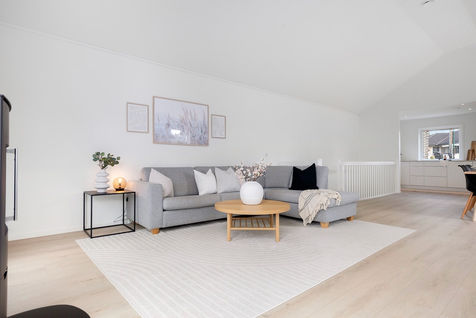 Det er gjennomgående lyse og tidløse flater og fargevalg gjennom boligen. Galleribilde