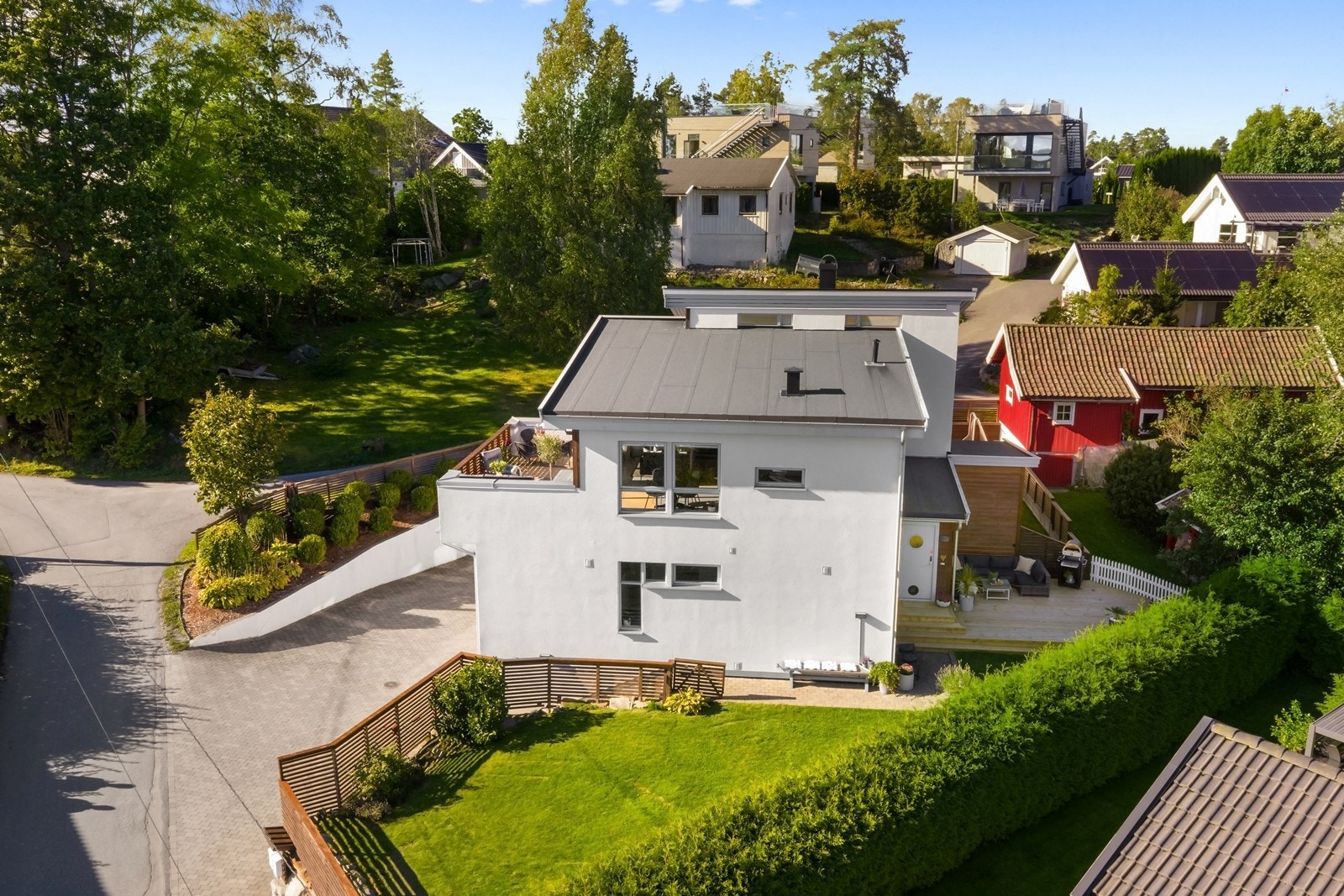 Ny terrasse ved inngangsparti og fin gressplen Galleribilde