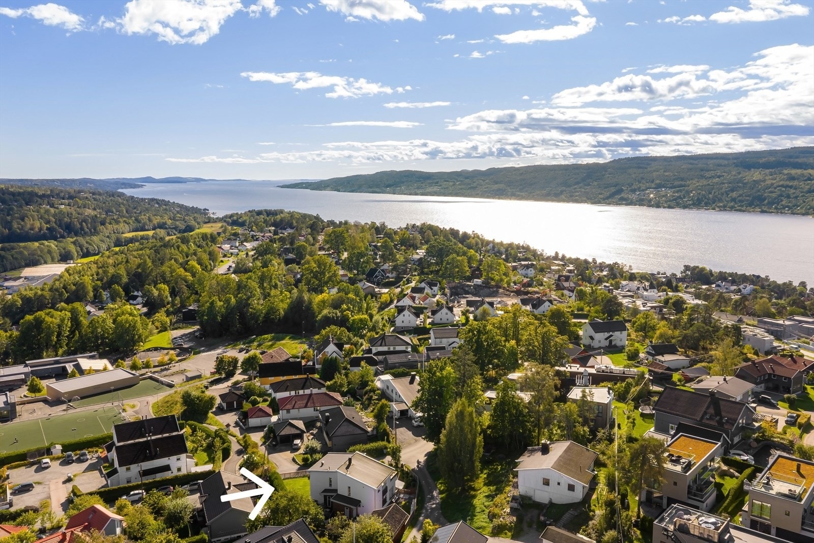 Dronefoto fra nordøst - Umiddelbar nærhet til Sogsti skole og fotballbane Galleribilde