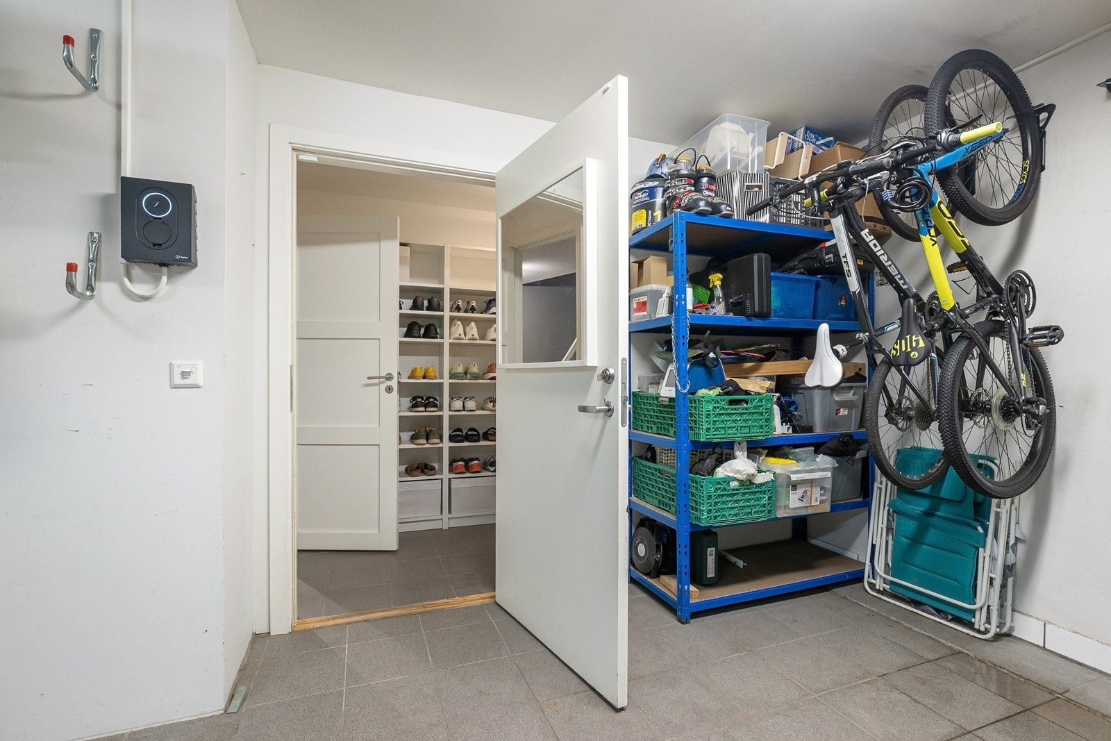 Garasje med El-bil lader og direkte tilgang til boligen. Galleribilde