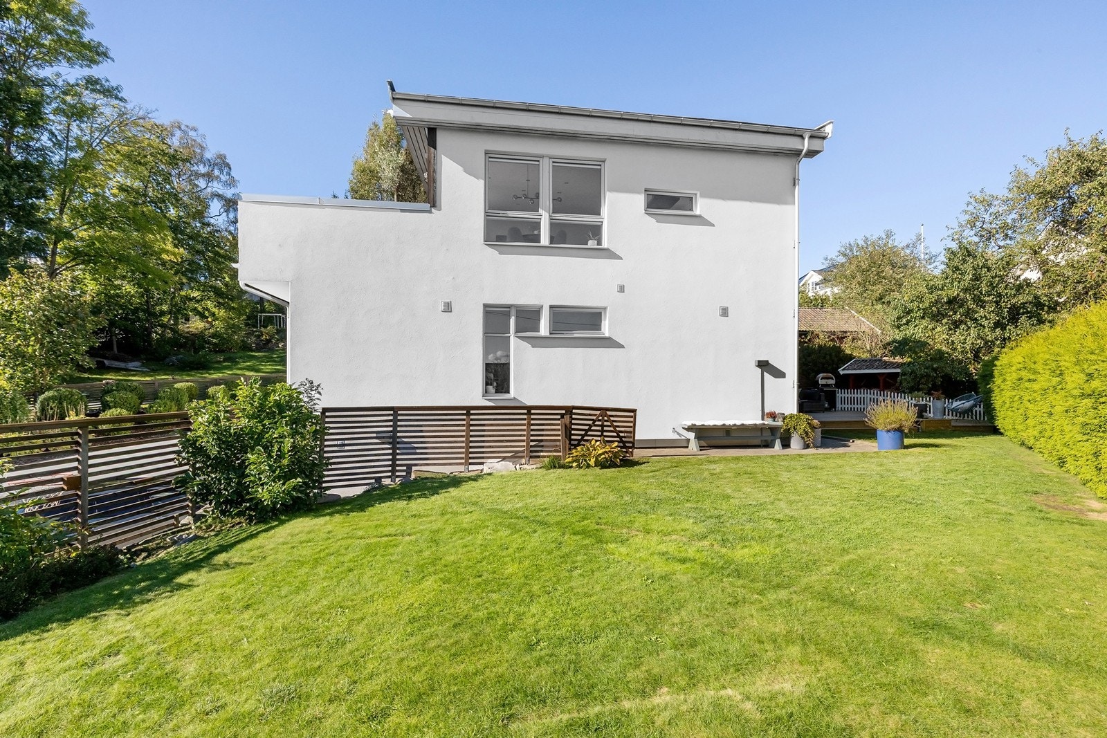 Flott hage med gressplen og frokost terrasse. Galleribilde
