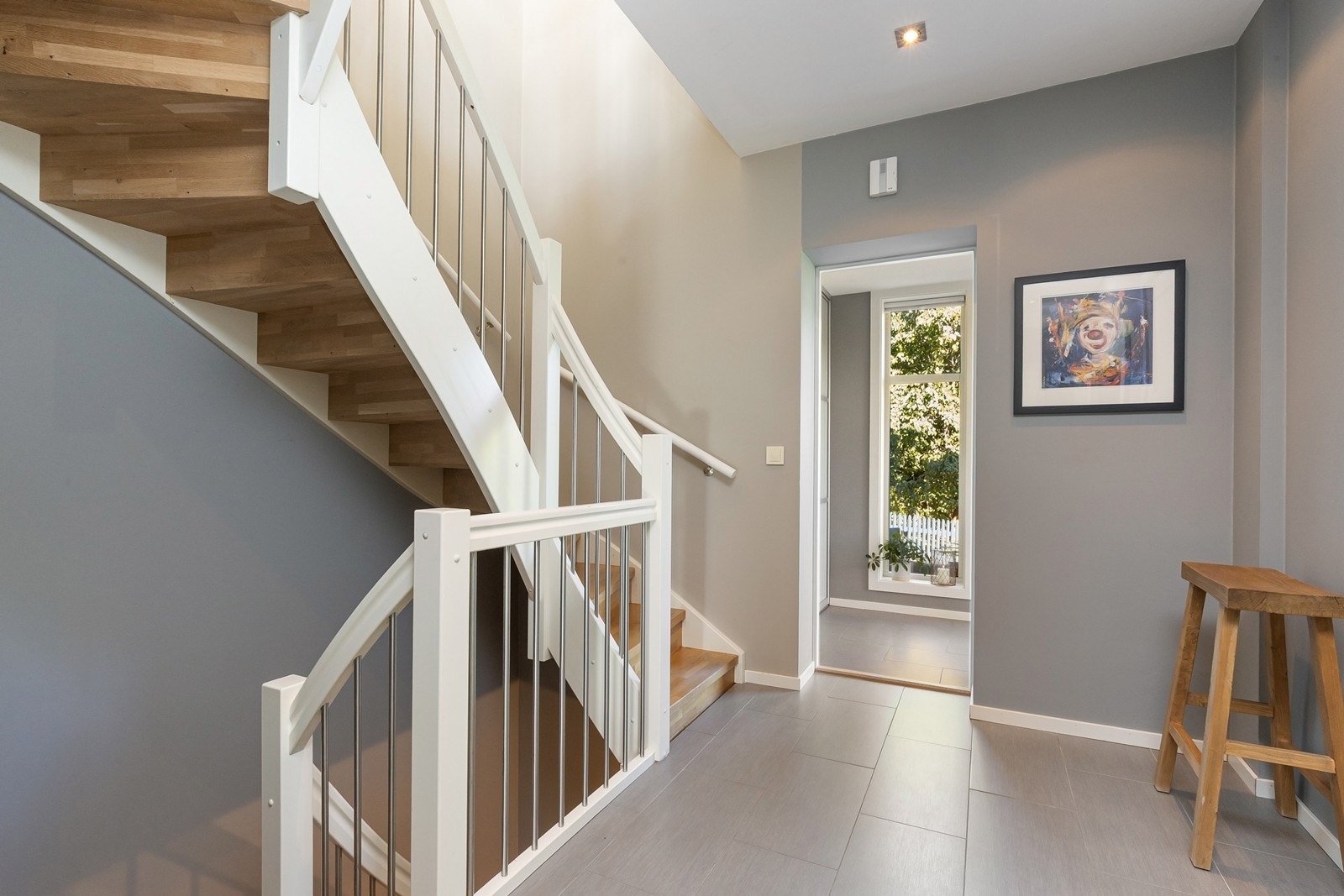 Trappegang og entré i 1.etasje. Ekstra takhøyde. Galleribilde