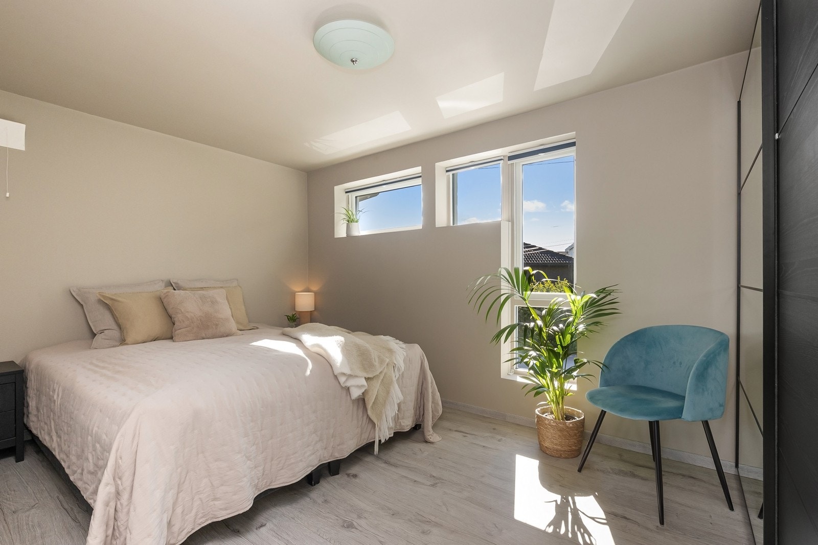 Hovedsoverom med skyvedørsgardrobe i 1. etasje. Galleribilde