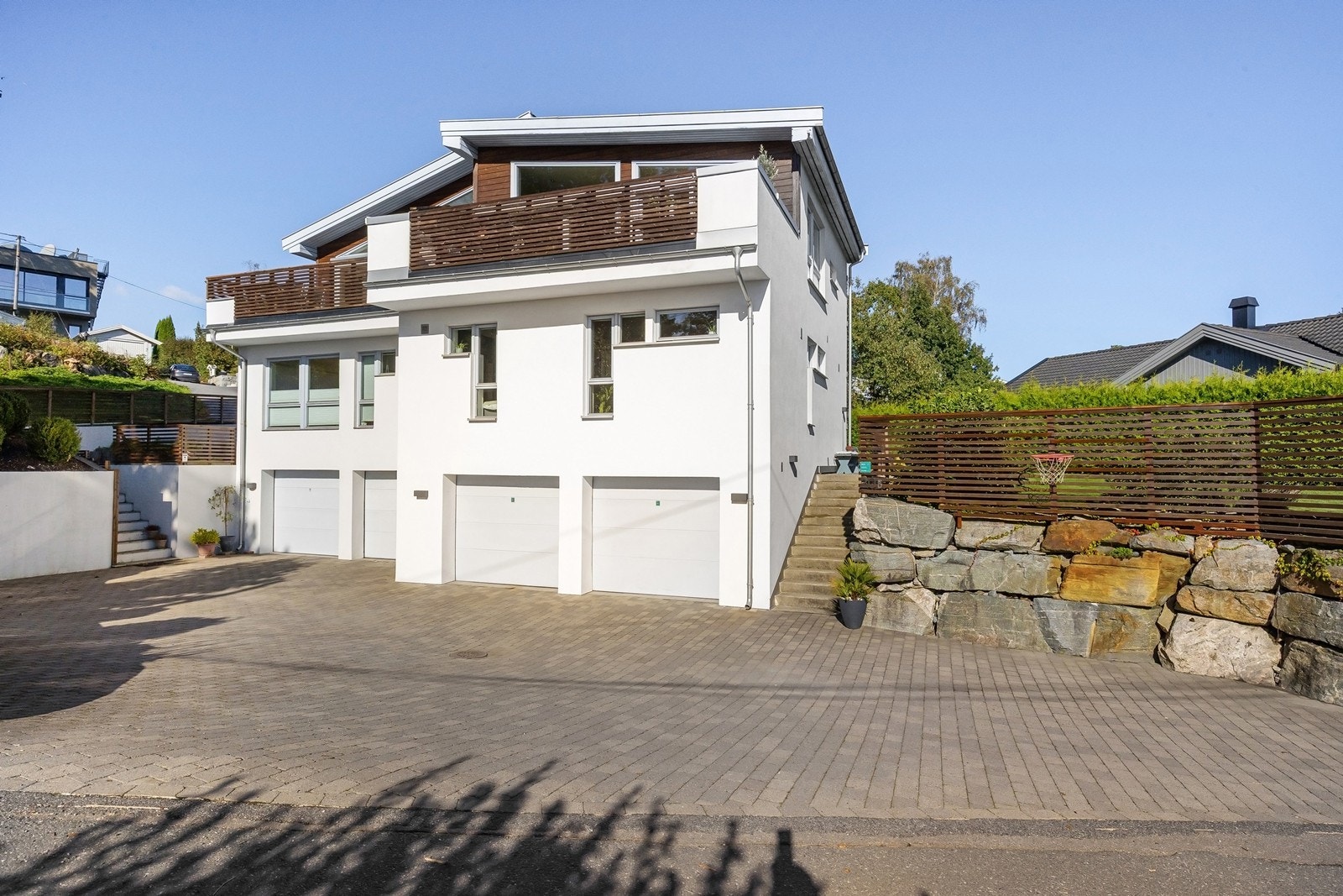 Steinbelagt adkomst og godt med plass. Galleribilde