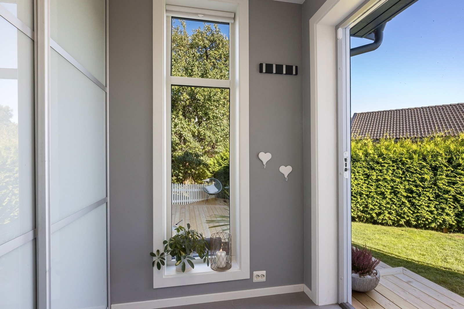 Entré med skyvedørsgarderobe. Galleribilde
