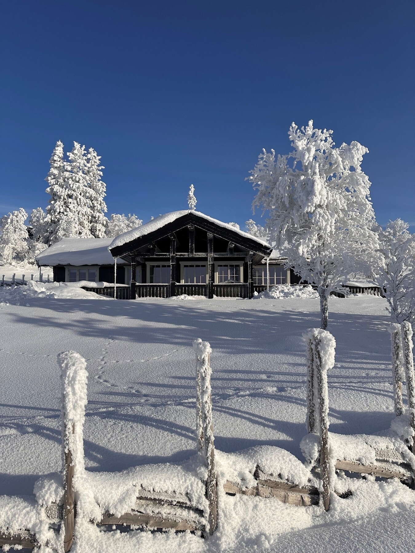 Hytta er fra 2016 og byr på en gjennomført standard med flotte detaljer, en romslig og praktisk planløsning som passer for både familie og gjester. Selgers private bilde fra januar 2026. Galleribilde