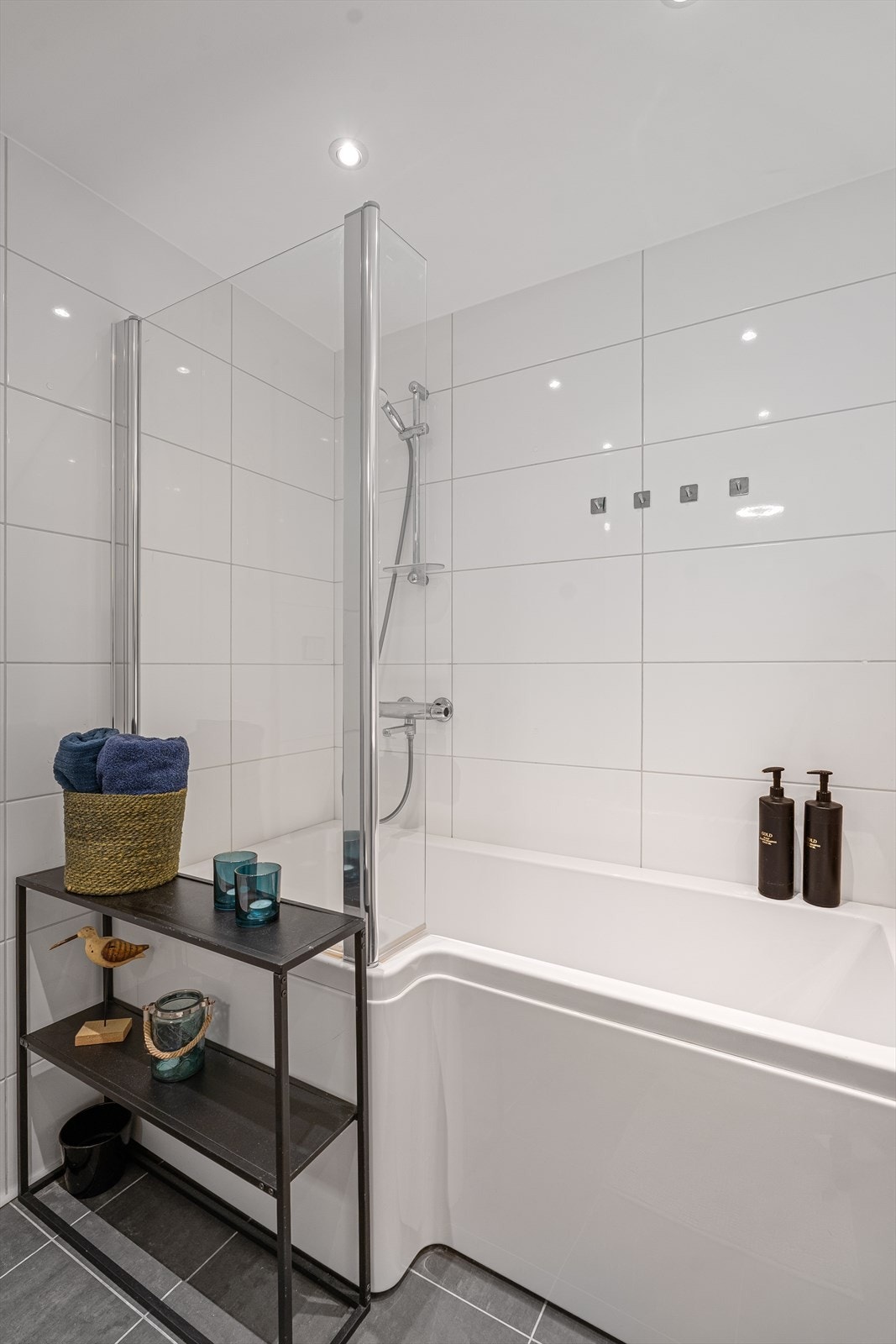 Badet er helfliset og utstyrt med både dusj og badekar. Galleribilde