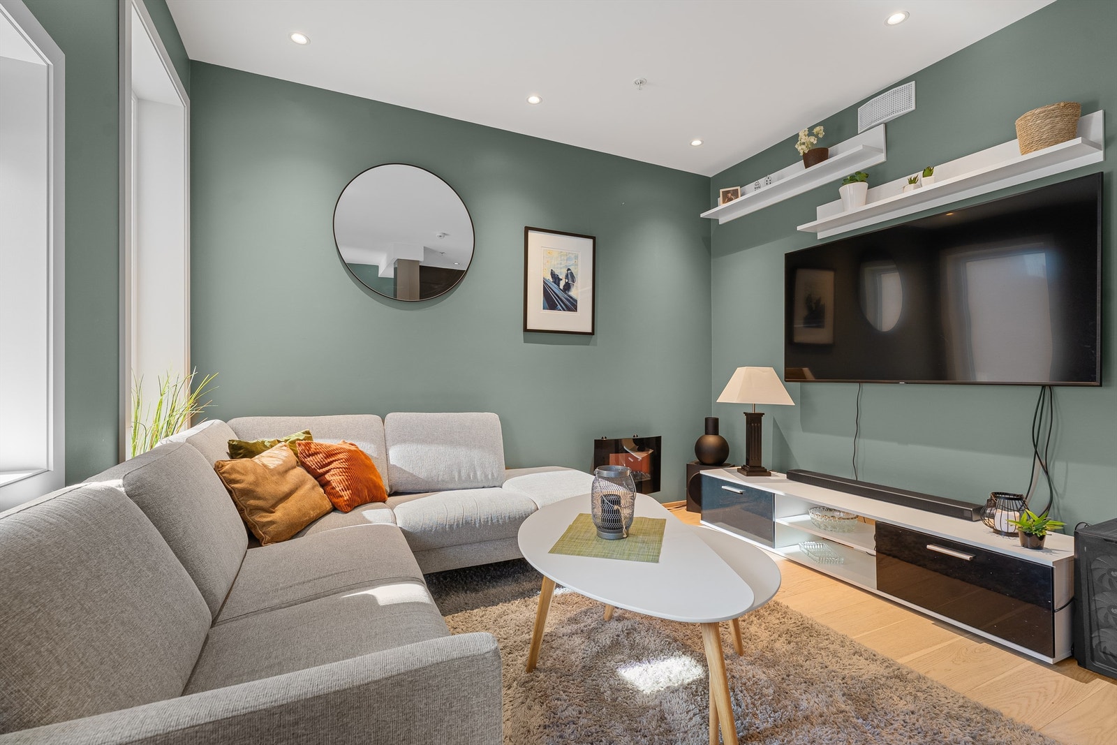 Stuen gir en lun atmosfære, perfekt for både hverdag og koselige filmkvelder. Galleribilde