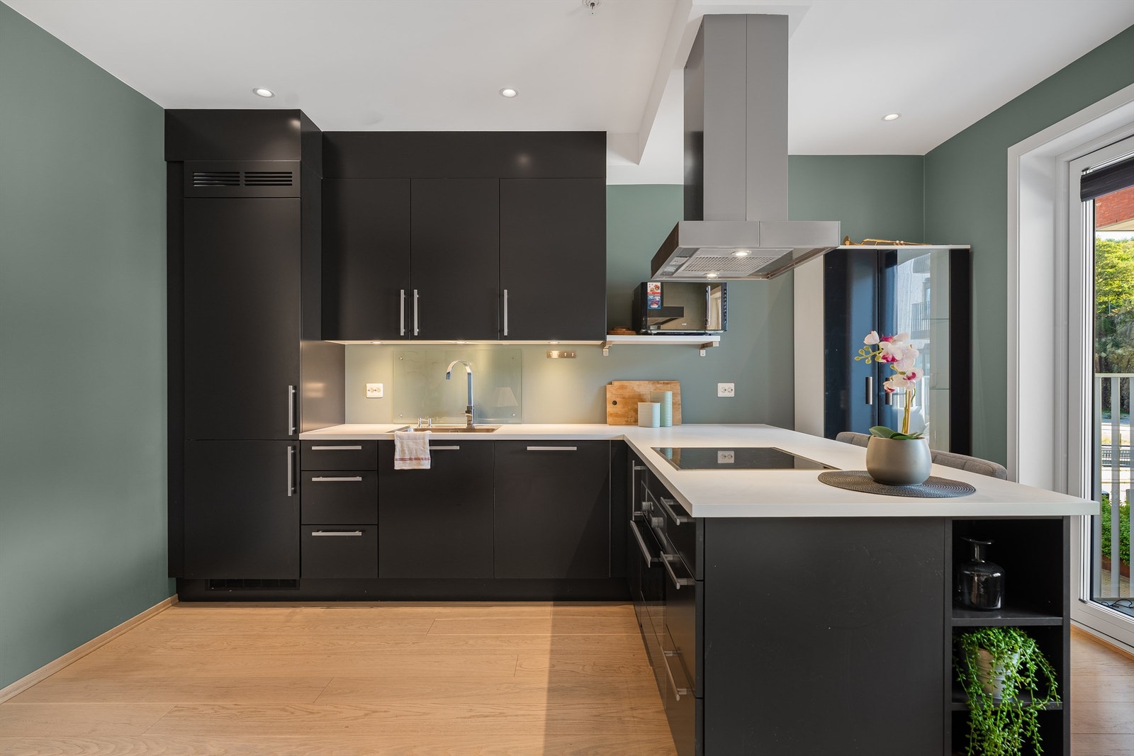 Moderne kjøkken med integrerte hvitevarer og god skapplass. Galleribilde