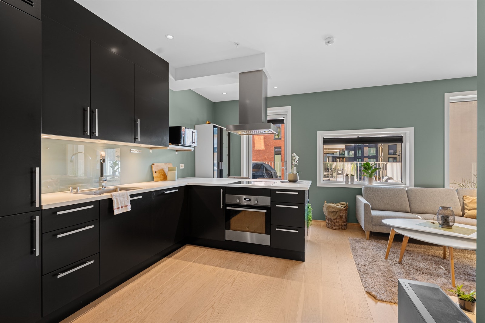 Innredning i mørk utførelse kombinert med lyse detaljer. Galleribilde