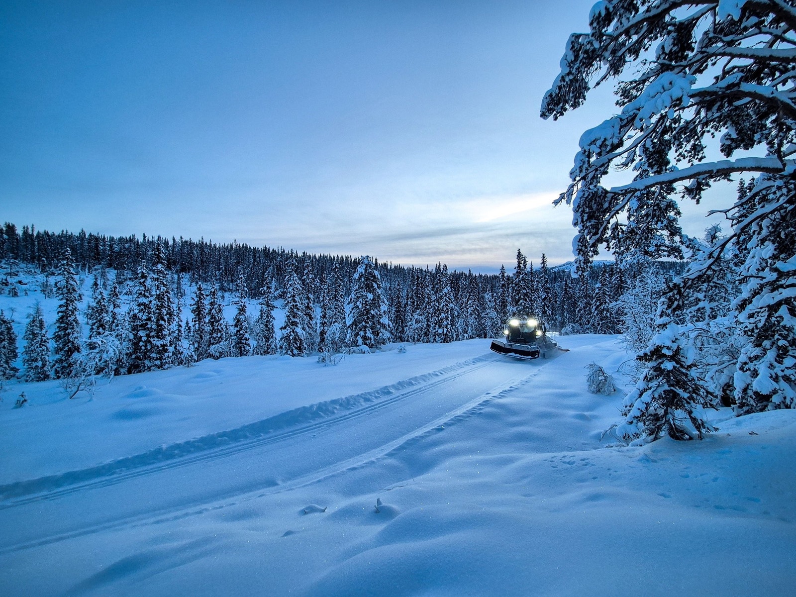 Løypemaskinen kjører forbi tidlig på morgenen. Her kl. 09:05 lørdag morgen. Galleribilde