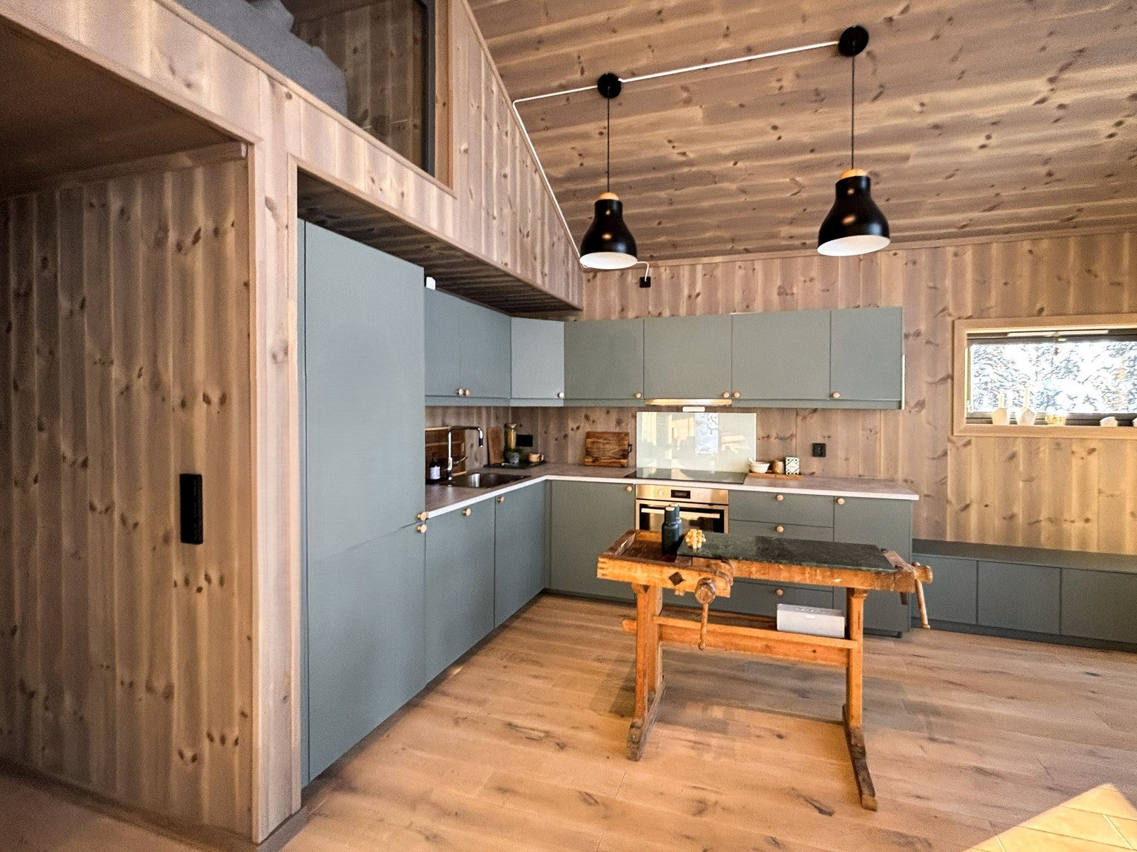 Kjøkken, integrerte hvitevarer og uttrekkbar rundell i hjørneskapet. Stor platetopp: 80cm bredde. Galleribilde