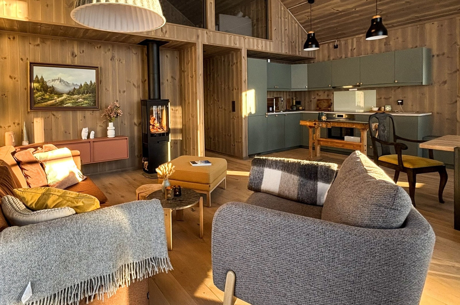 Den sosiale oppholdssonen, med sofa og peis. Galleribilde