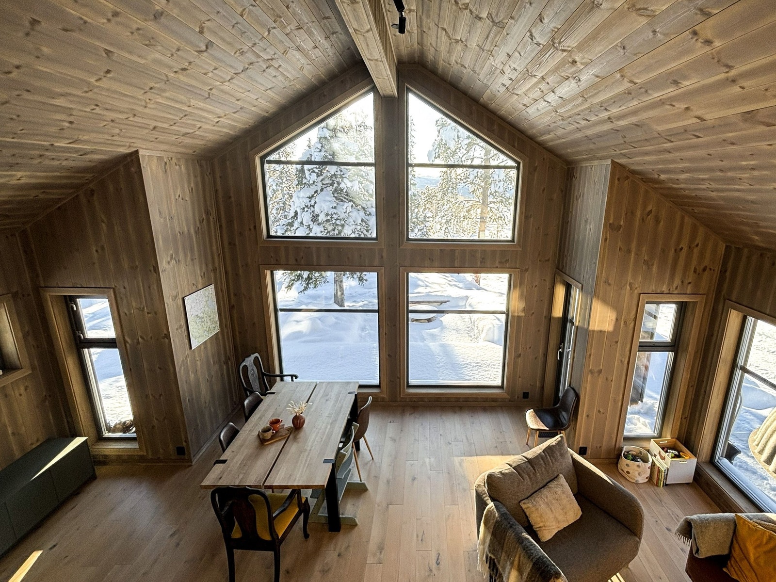 Lyset kommer inn fra alle kanter i oppholdsrommet. Galleribilde