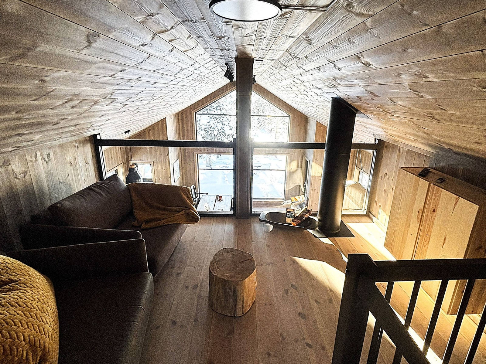 Hemsrommet, TV`n er skjult inne i veggmontert skap. Hytta er tilknyttet med Wifi og TV går via apple-tv Galleribilde