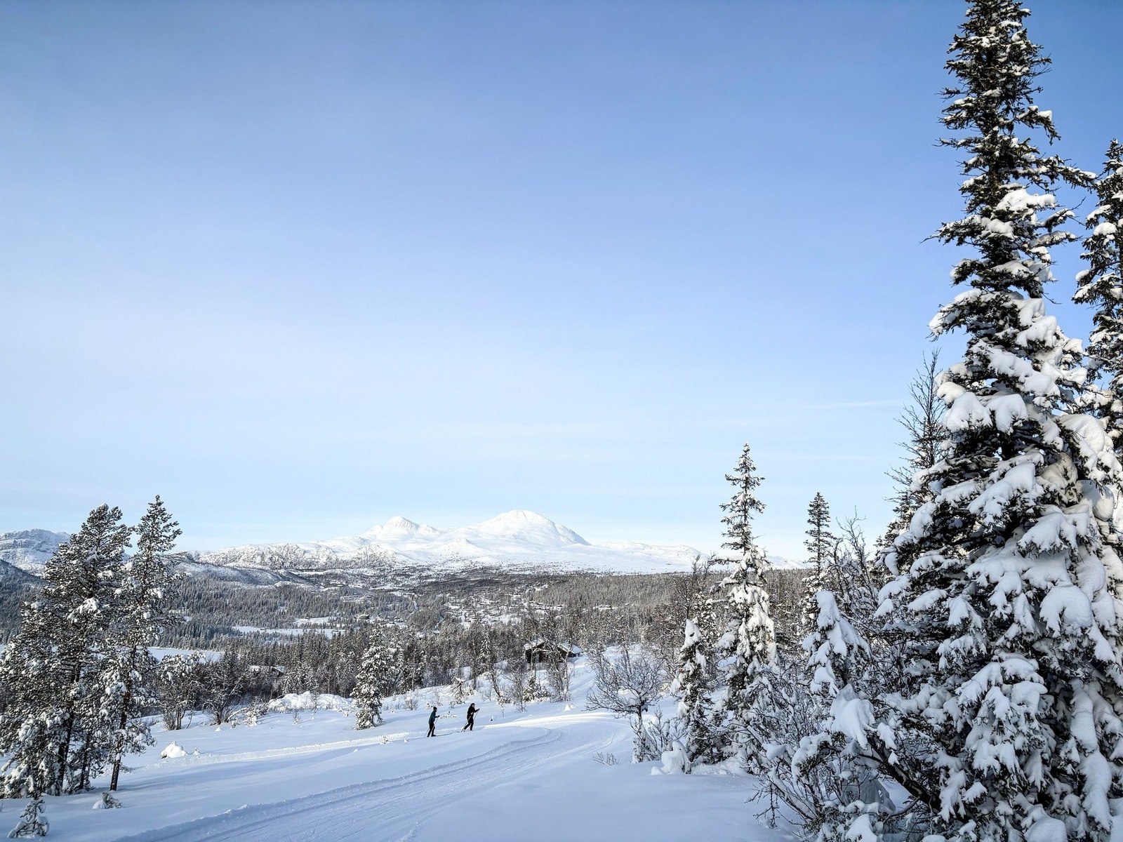 På skitur, her ser du lille og store Gaustakne og Gaustatoppen Galleribilde