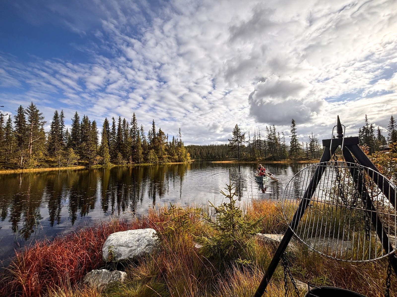 Langetjønn hvor kanoen ligger., Bålpanne kan alle hyttene rundt Langetjønn benytte seg av. Galleribilde