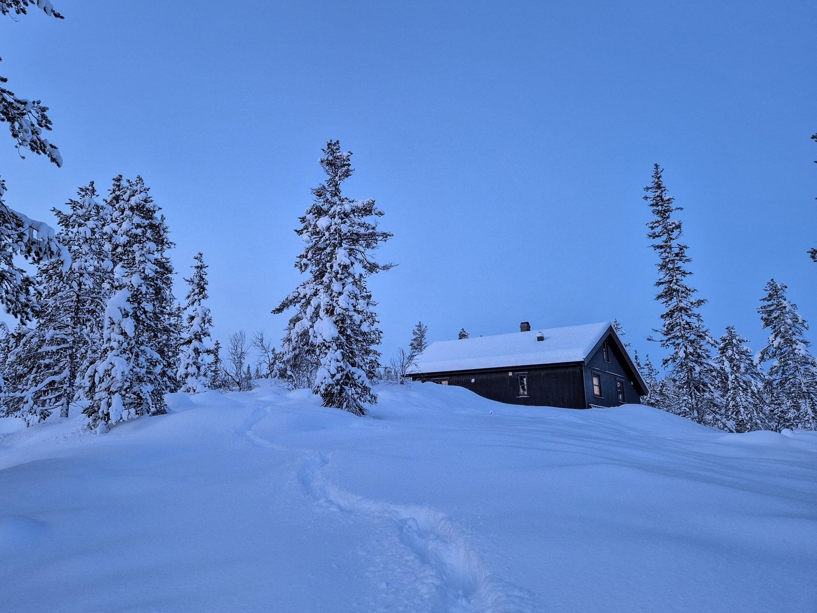 Hytta sett fra øst mot vest. Bilde tatt fra skiløypa. Galleribilde