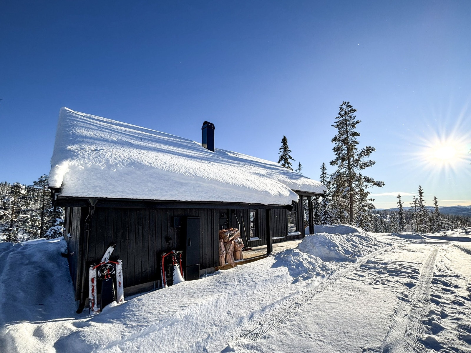 Hytta mot syd, Biloppstillingsplass rett utenfor hytteveggen og EL-billader Galleribilde