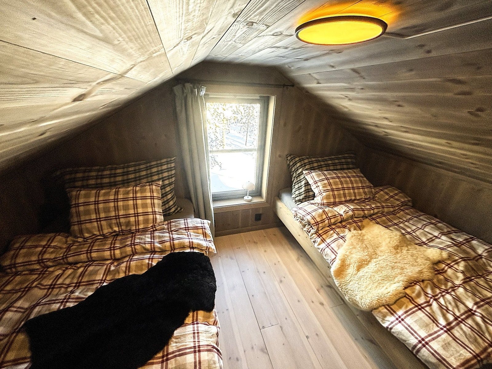 Lunt soverom på hemsen. Her er det 2 komfortable senger som er 120cm brede Galleribilde