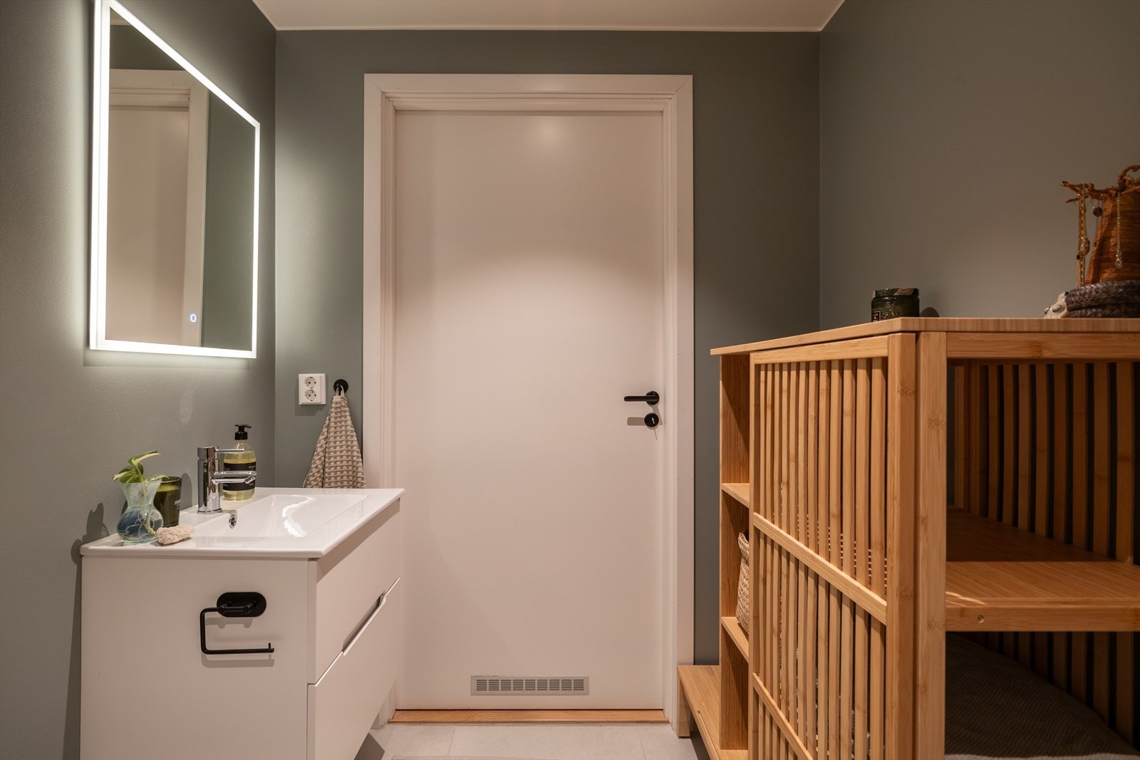 Her er det plass til ekstra oppbevaringsmøbler. Galleribilde