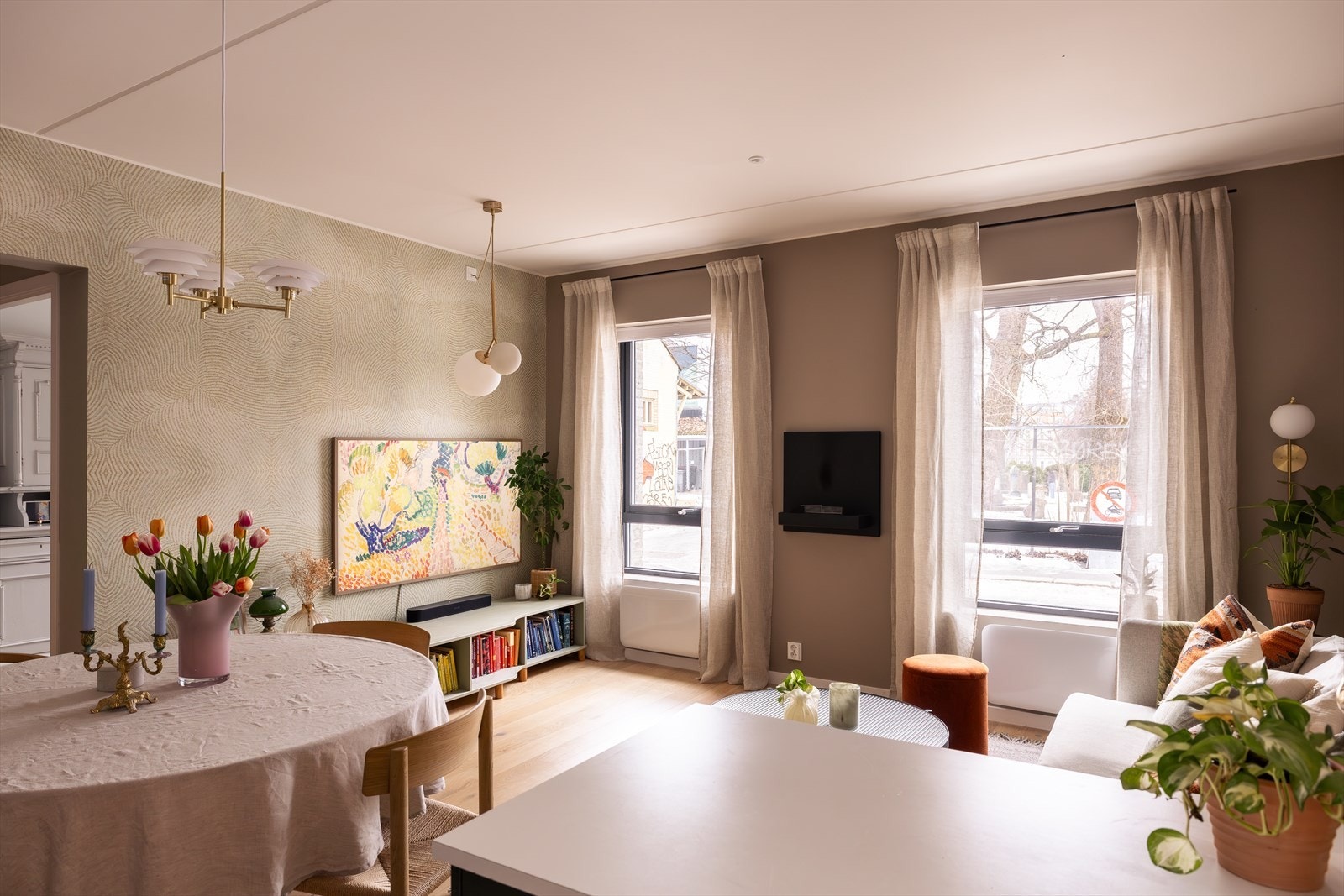 Innbydende og romslig stue i åpen løsning med plass til både sofahjørne og spisegruppe. Galleribilde