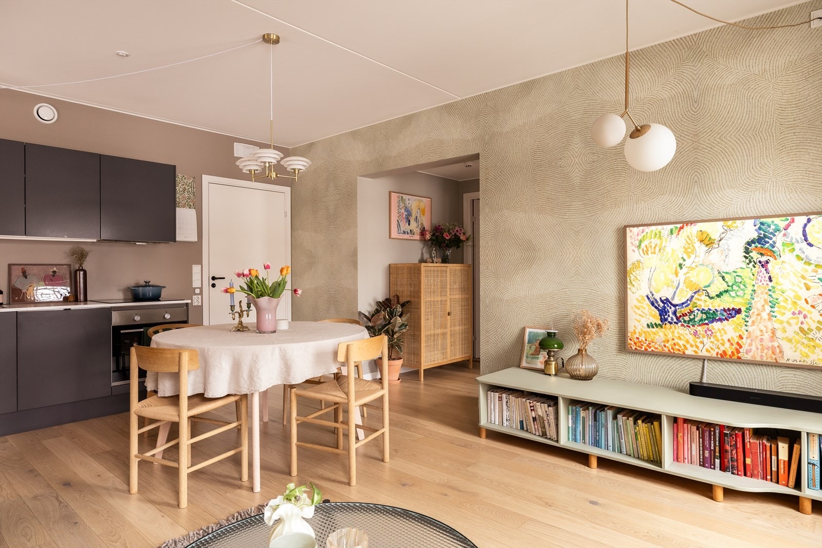 Harmoniske og delikate fargevalg gir boligen en helt fantastisk god atmosfære. Galleribilde