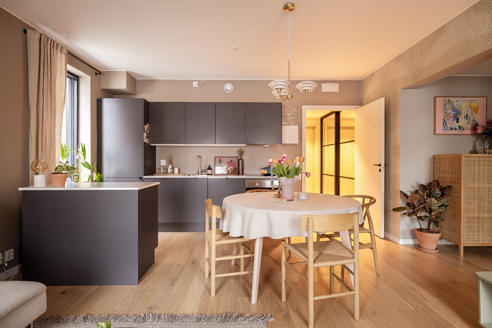 Leiligheten ligger i et bygg som ble bruksendret og totalrenovert i 2021, og som holder gjennomgående moderne og høy standard. Galleribilde