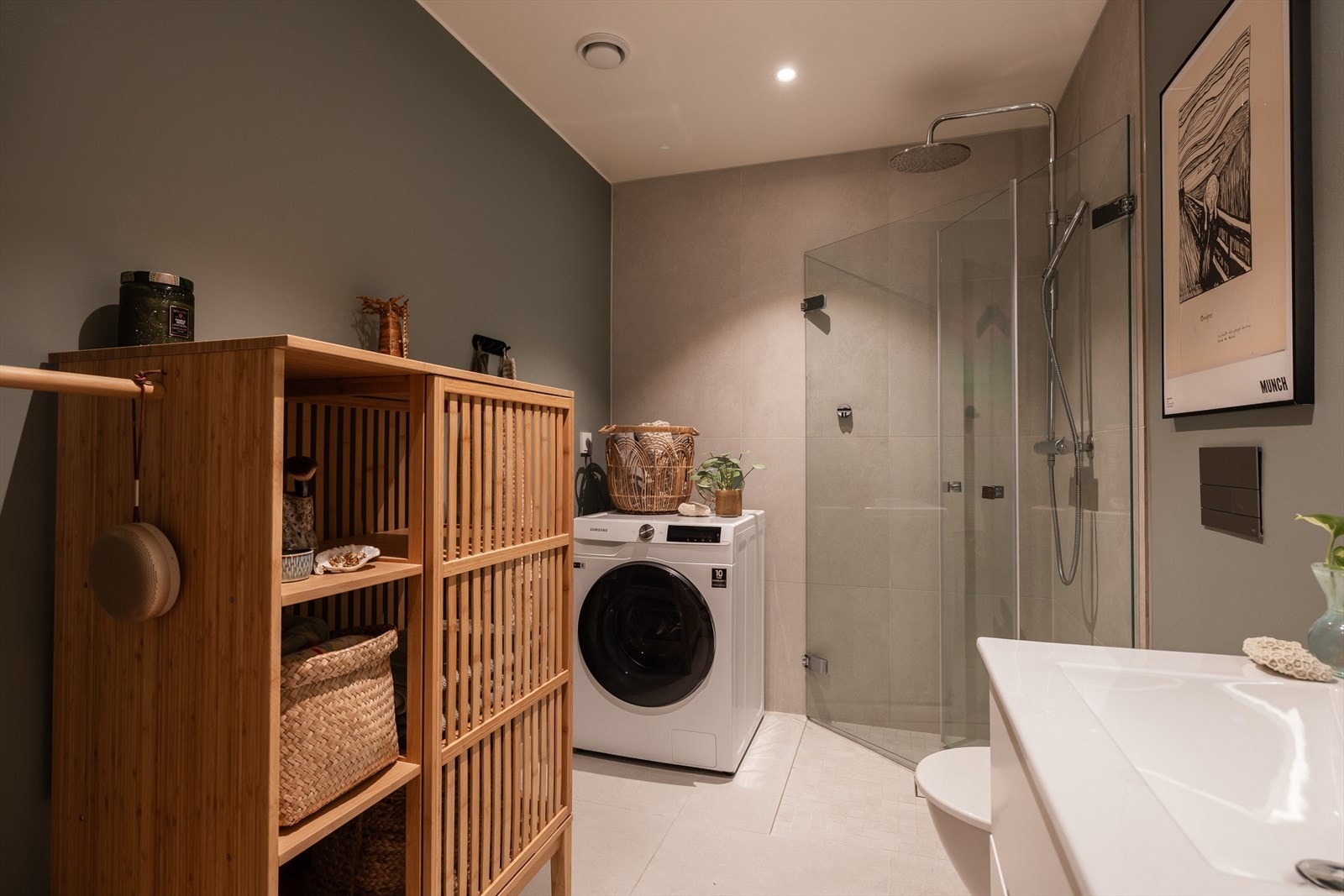 Lekkert, flislagt bad med gulvvarme og opplegg til vaskemaskin. Galleribilde