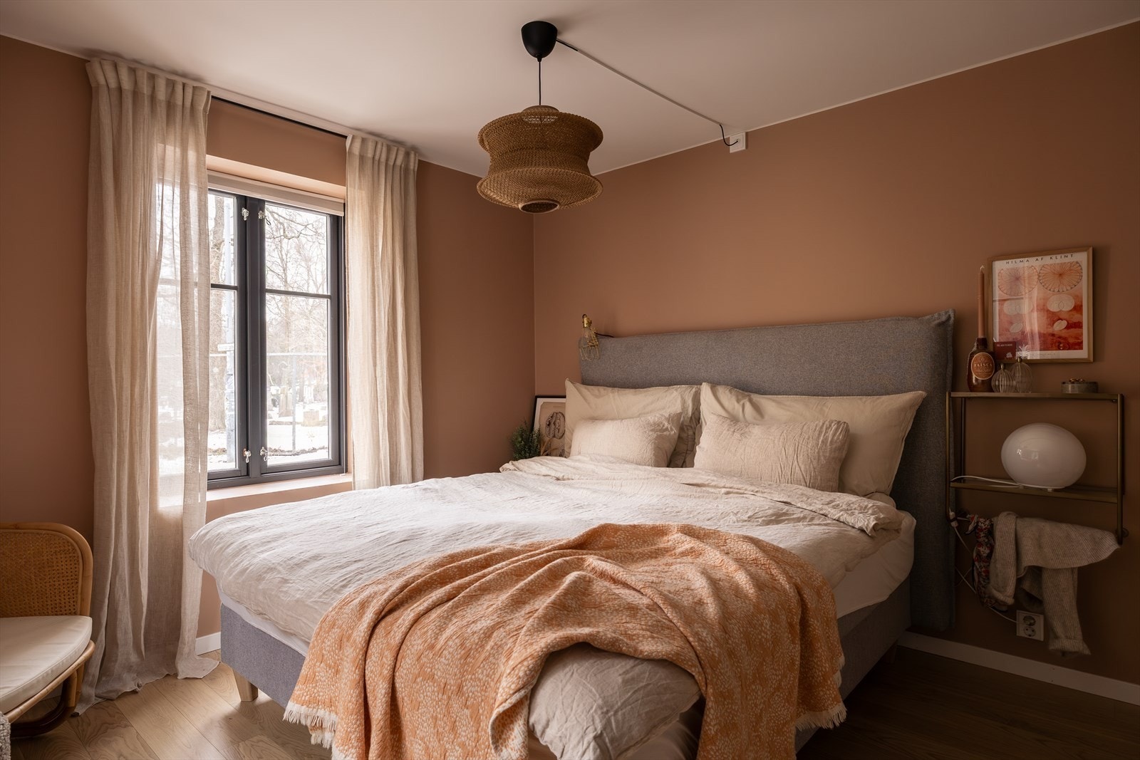 Romslig, lunt og behagelig hovedsoverom med god plass til dobbeltseng, nattbord på hver siden samt øvrige møler. Galleribilde