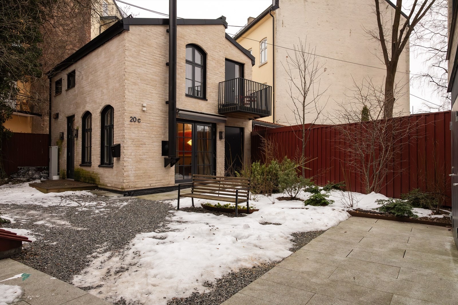 I bakgården er det pene fellesområder og et sjarmerende atriumshus. Galleribilde