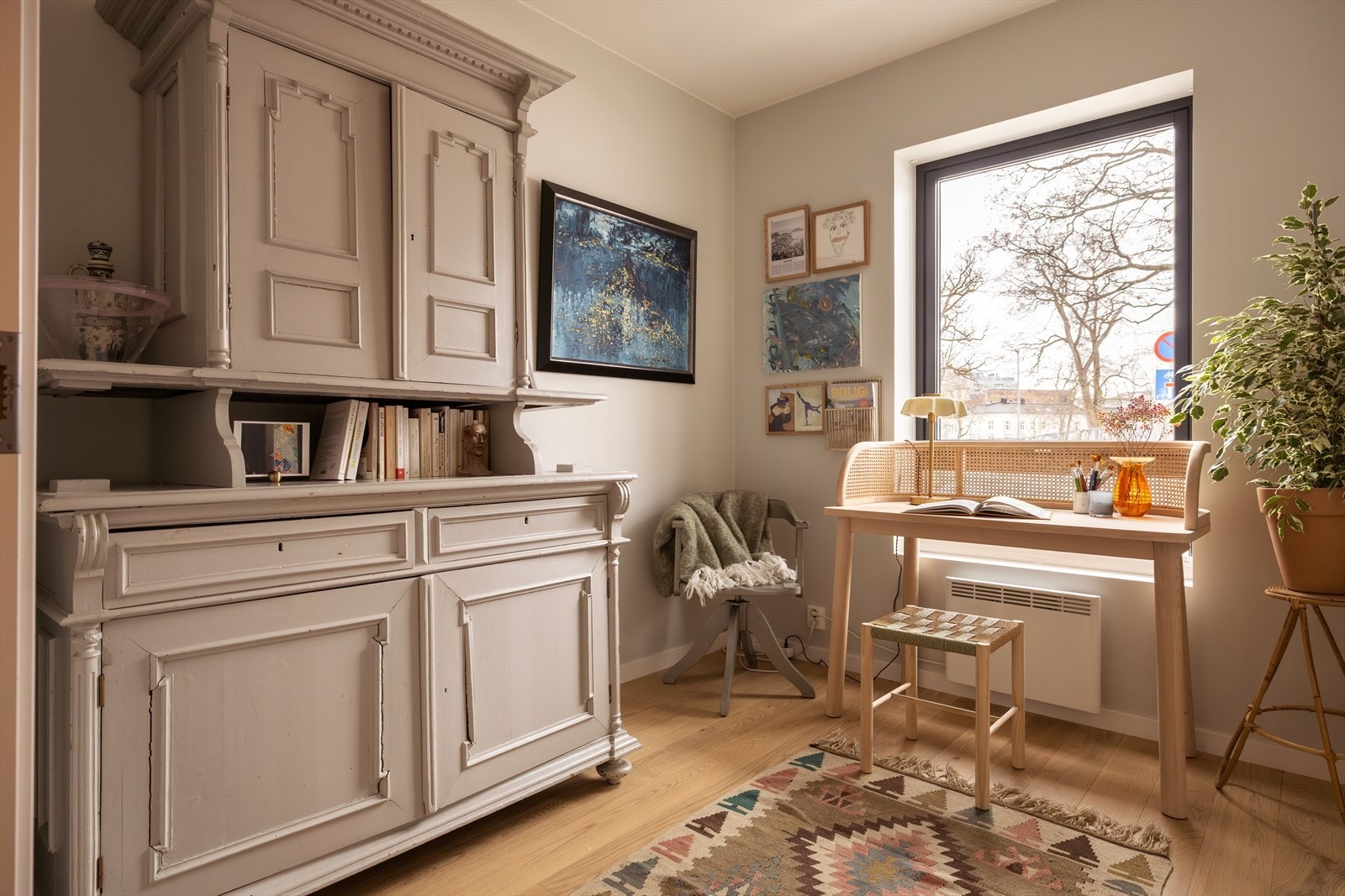 Innbydende soverom nr. 2 som også egner seg utmerket som kontor/gjesterom. Galleribilde