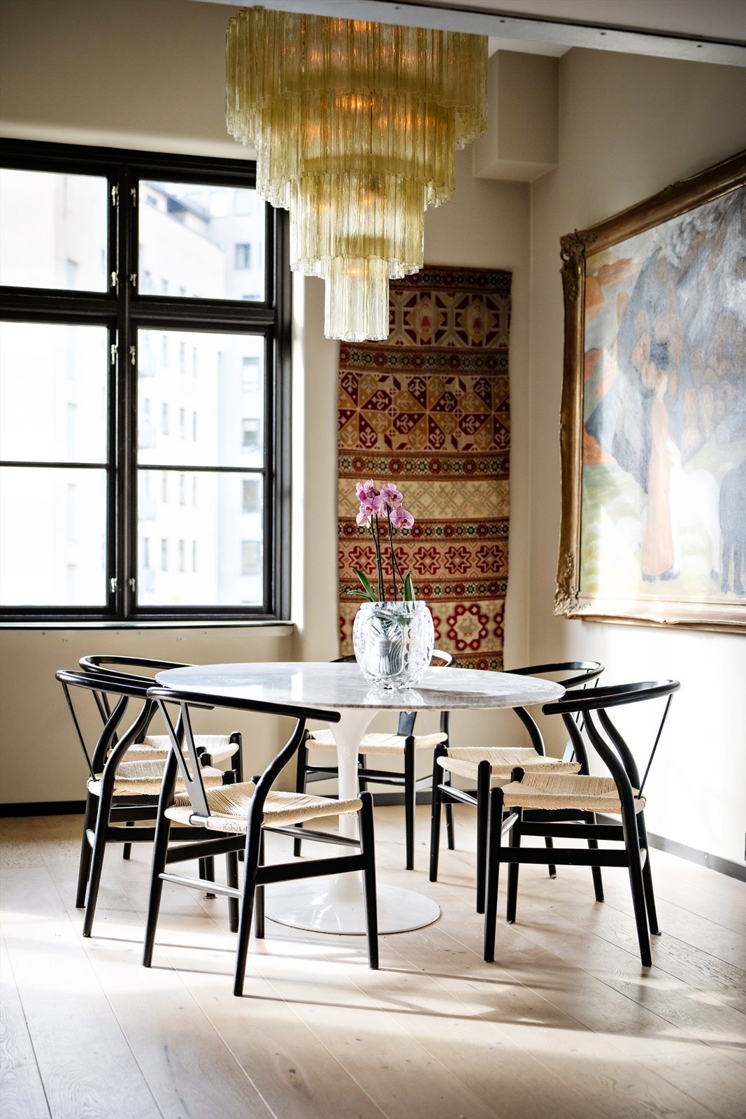 Her er det god plass til et større spisebord, ideelt for hyggelige måltider og sosiale sammenkomster med venner og familie. Galleribilde