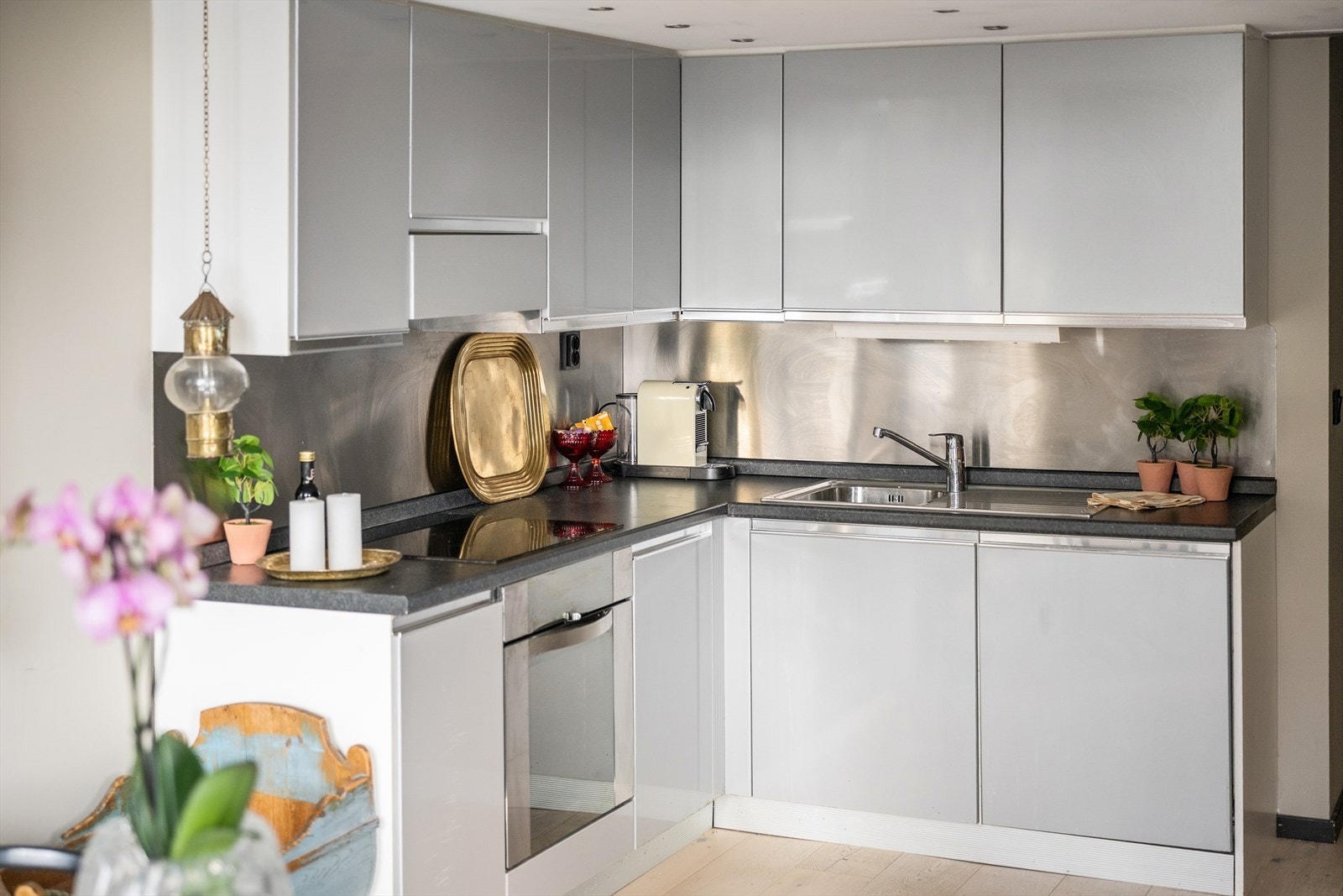 Det er god plass til lagring i skuffer og skap. Det er integrerte hvitevarer bestående av induksjonstopp, stekeovn, oppvaskmaskin samt kjøl og frys. Galleribilde