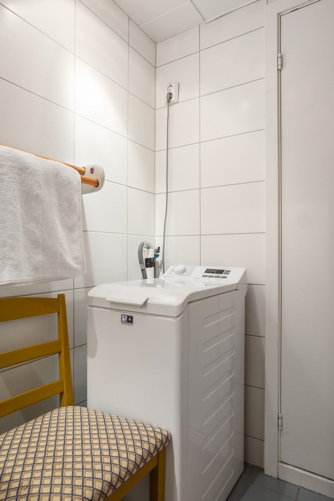 Flislagte overflater med opplegg for vaskemaskin. Galleribilde