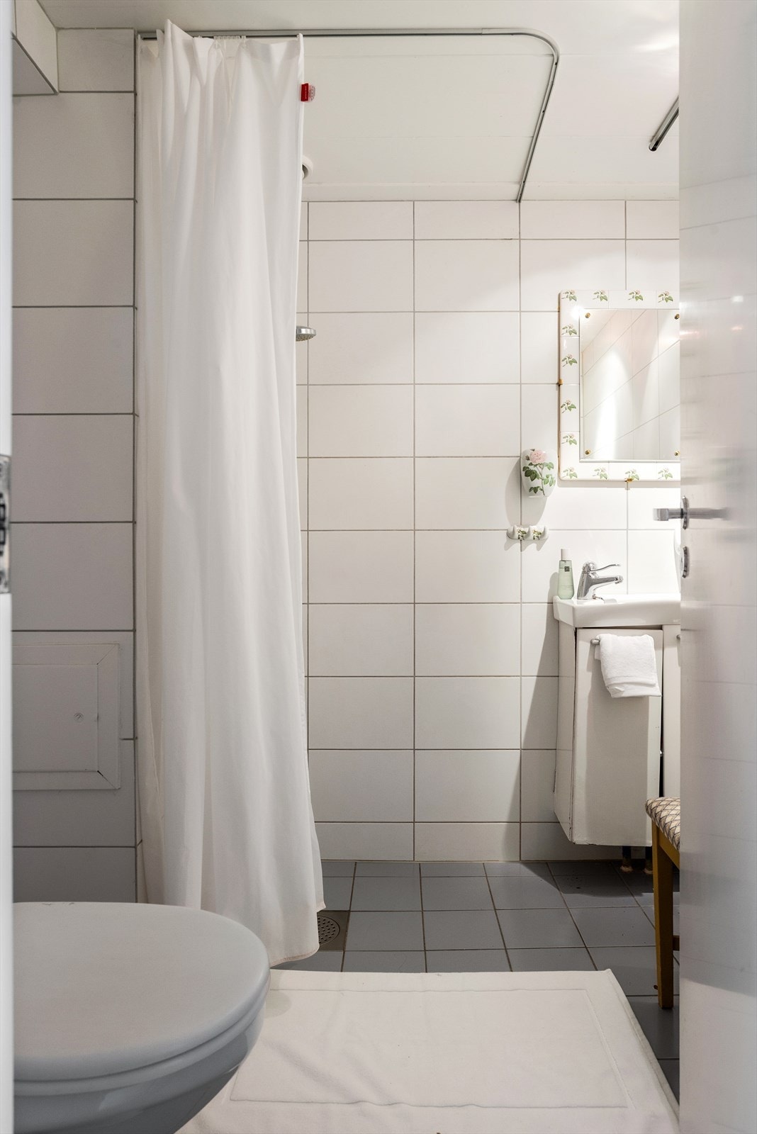 Baderommet har lys innredning bestående av servantskap med glatte fronter og speil over servant. Galleribilde