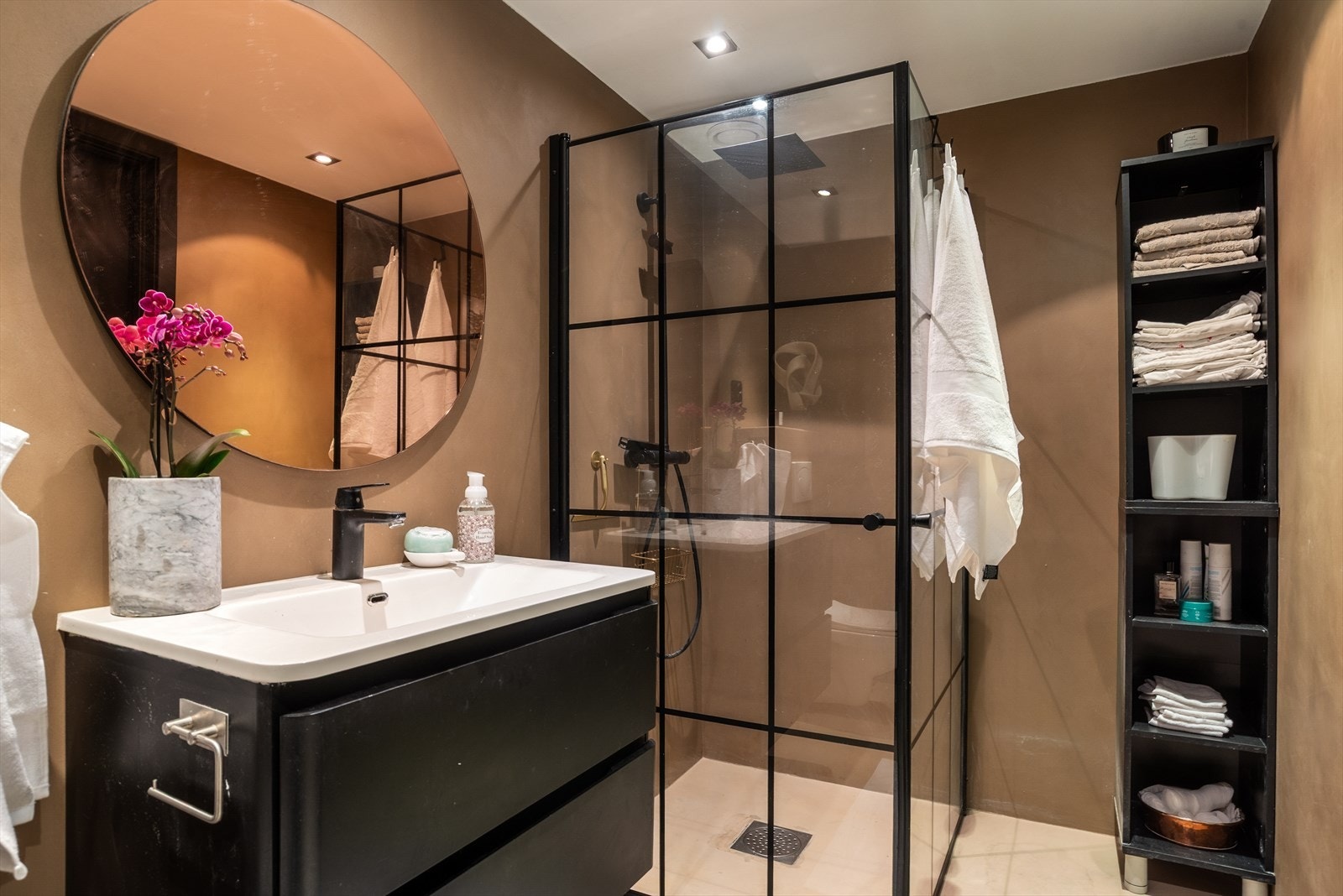 Badet i hoveddelen ble etablert i 2006 og overflateoppusset i 2021. Badet har vannbåren gulvvarme, opplegg for vaskemaskin og avtrekk via balansert ventilasjon. Galleribilde