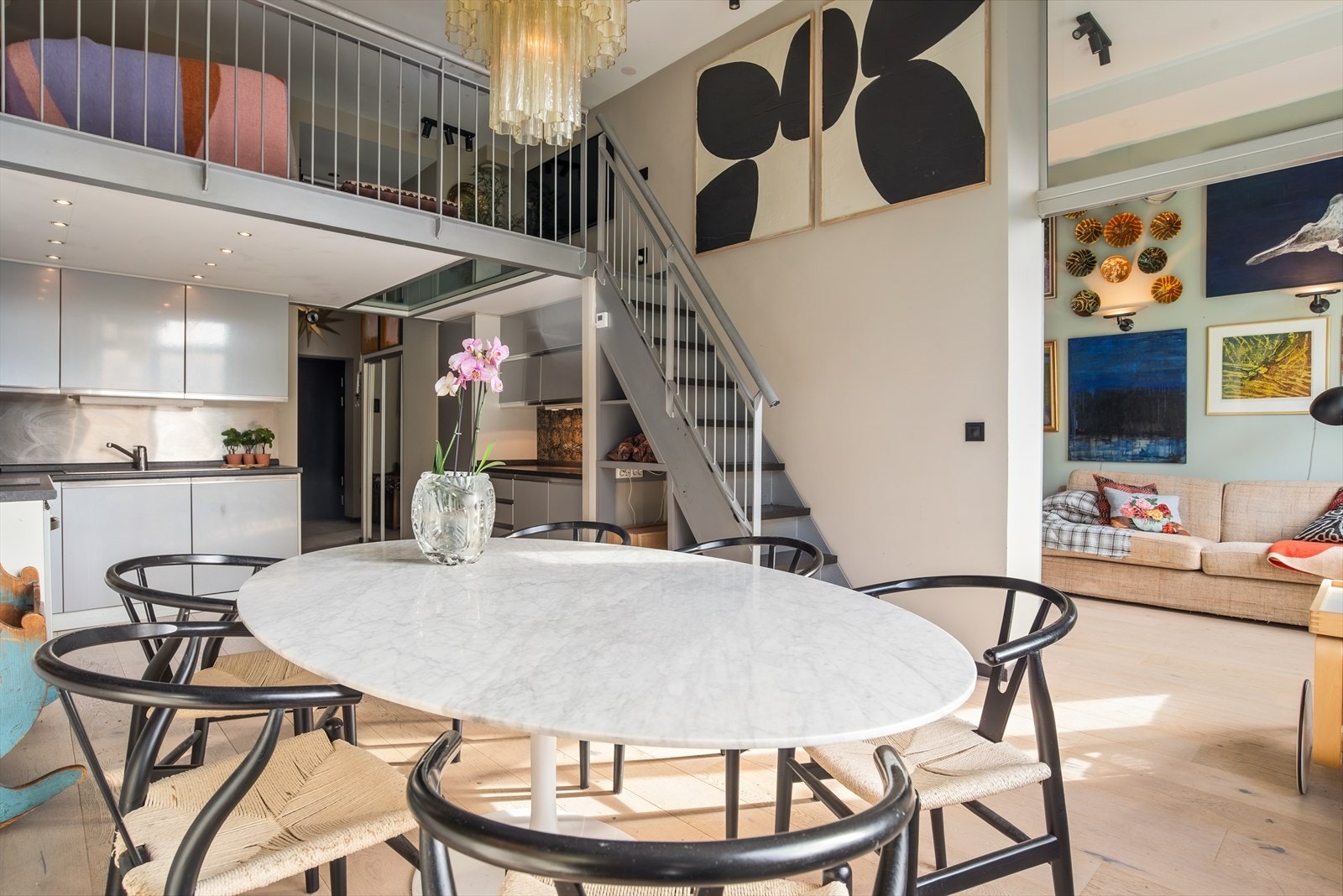 En romslig spisestue som knytter boligen naturlig sammen. Galleribilde