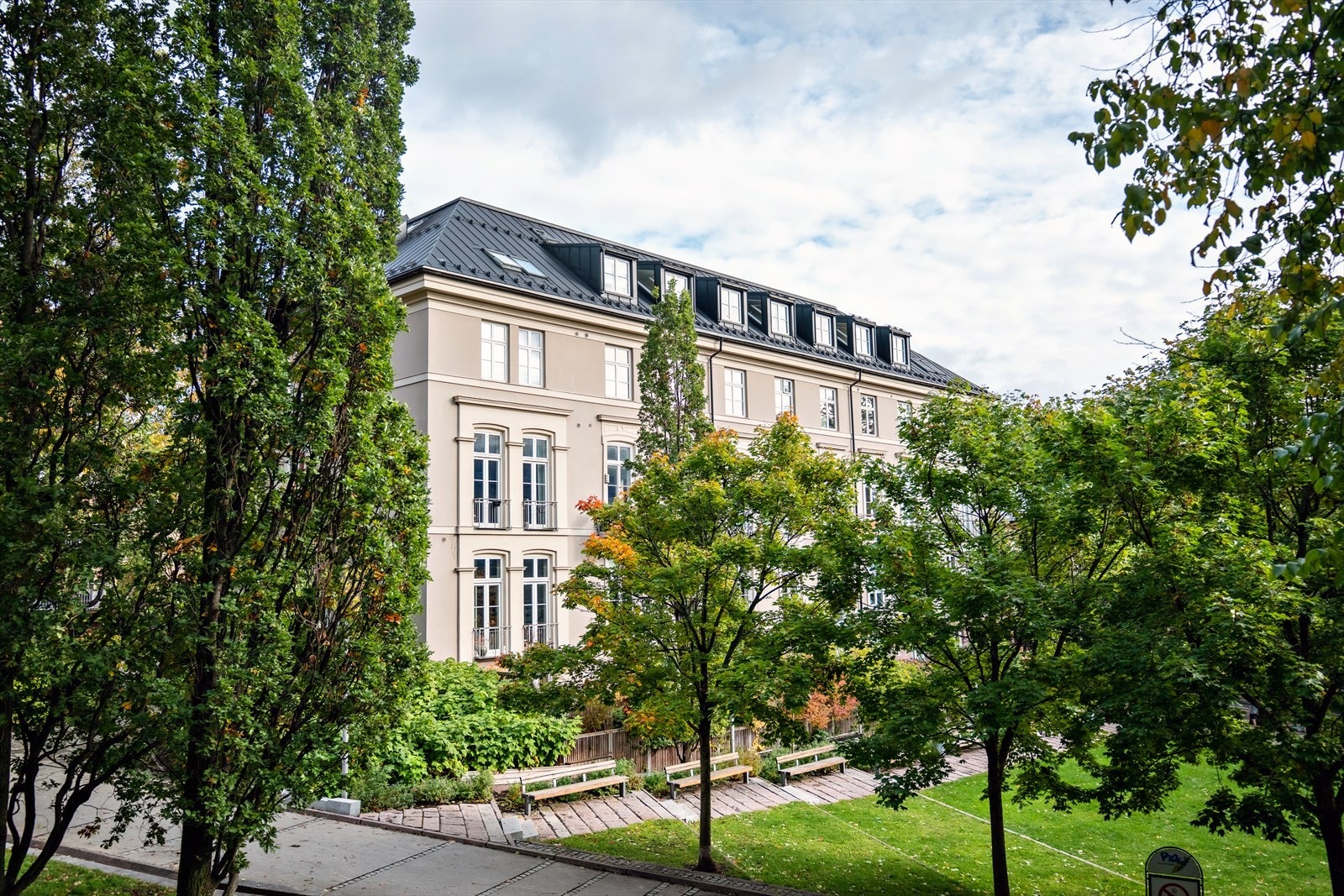 Det er nydelige fellesområder rundt boligen, med park og friarealer. Galleribilde