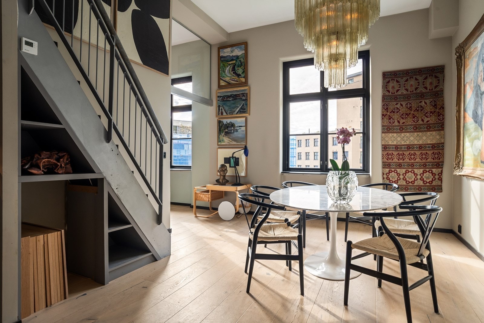 Spisestuen har store vindusflater som slipper inn rikelig med naturlig lys, og den generøse takhøyden på ca. 3,6 meter gir en luftig og romslig atmosfære. Galleribilde