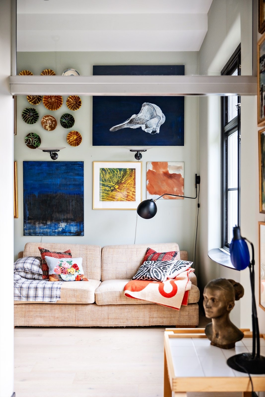 Stuen har rikelig med lysinnslipp fra store vindusflater. Galleribilde