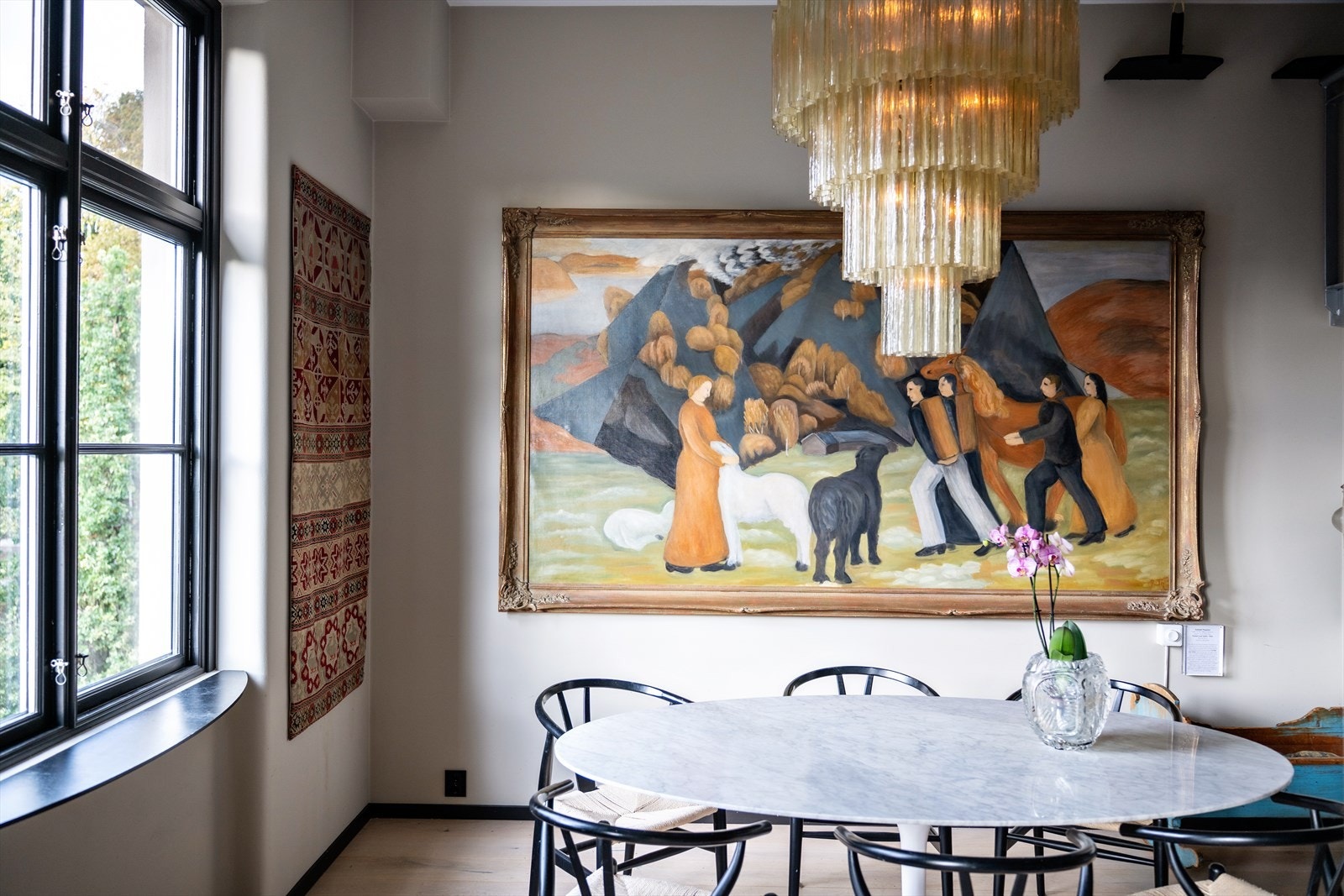 Leiligheten har behagelig vannbåren gulvvarme i alle rom i hoveddelen, noe som gir jevn og komfortabel oppvarming. Galleribilde