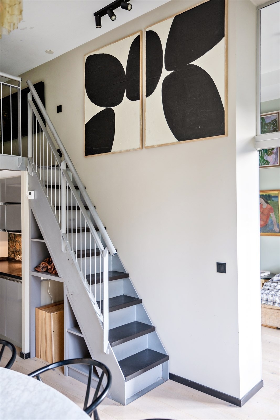 Over kjøkkenet er det en praktisk hems. Galleribilde