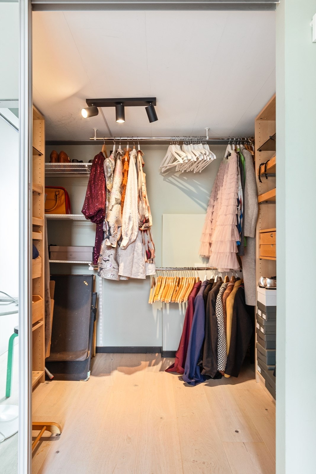 Rommet har skyvedør som leder inn til en romslig garderobe. Galleribilde