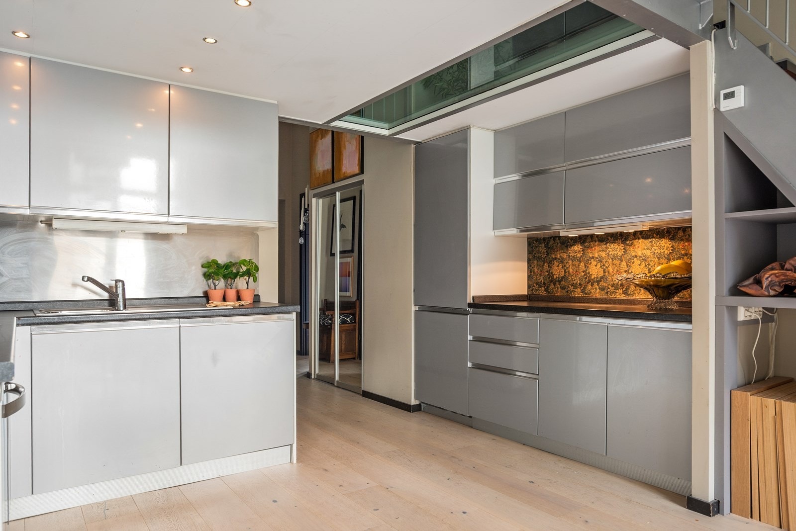 Kjøkkenet har rikelig med arbeidsplass og passer utmerket for den matglade. Galleribilde