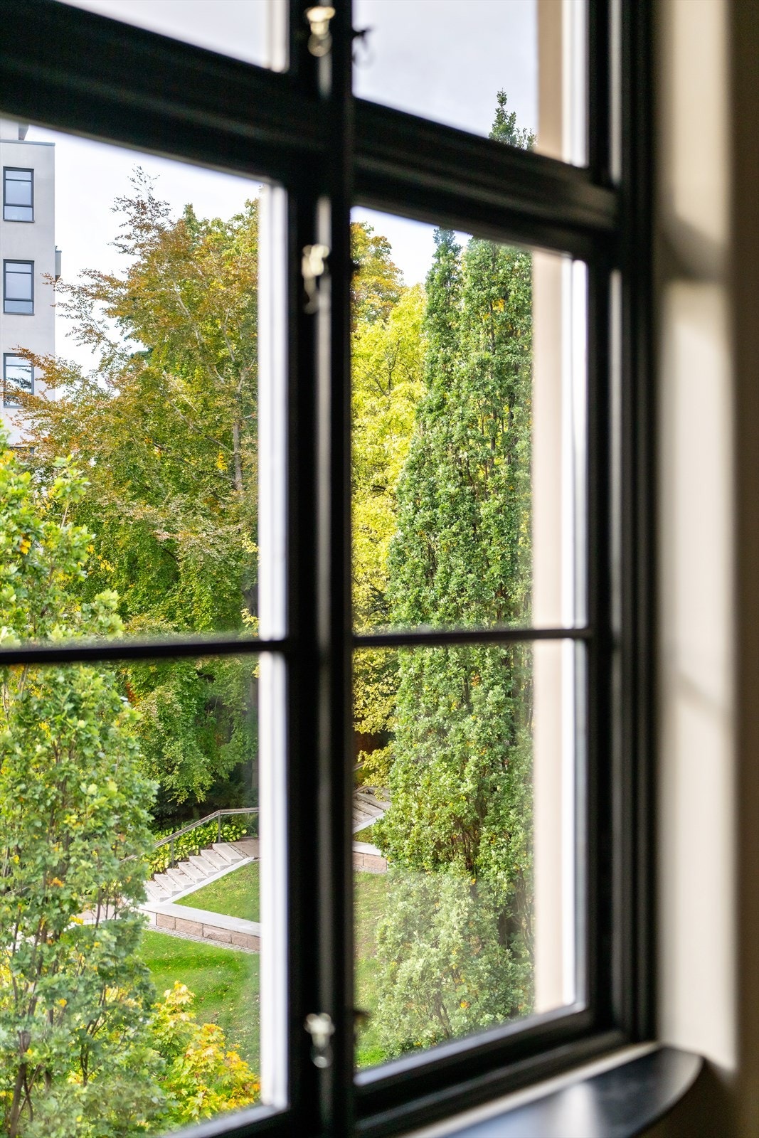 Fra spisestuen har du et flott og frodig utsyn. Vinduene er fra 2005/2006. Galleribilde