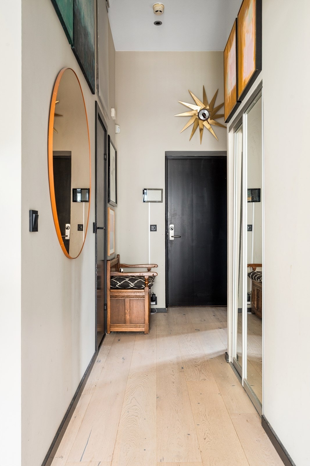 Her er det god plass til oppheng av yttertøy og sko i en praktisk skyvedørsgarderobe. Galleribilde